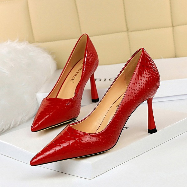 Öko-nahast õhukese kontsaga naiste kingad - mitmes värvitoonis terava otsaga mudel