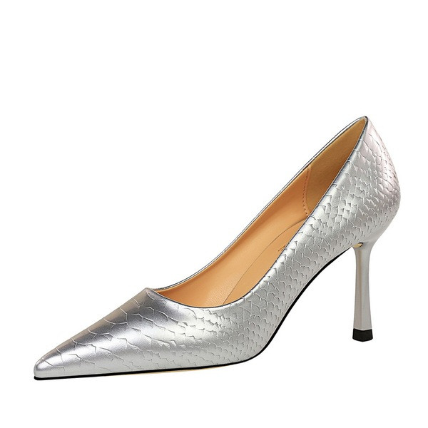 Öko-nahast õhukese kontsaga naiste kingad - mitmes värvitoonis terava otsaga mudel