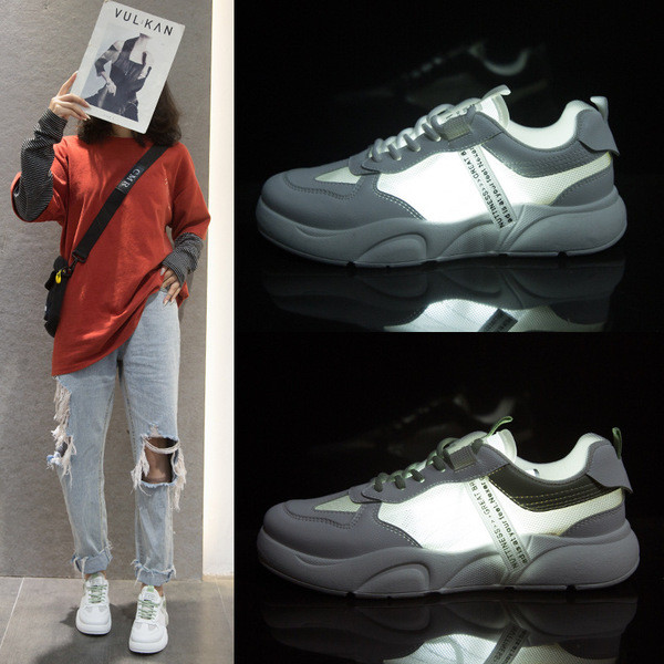 Modern női tornacipő fűzővel és fehér talppal