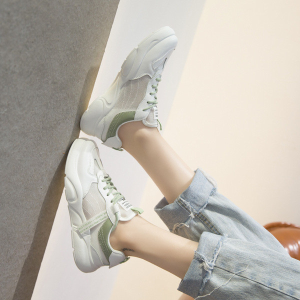 Modern női tornacipő fűzővel és fehér talppal