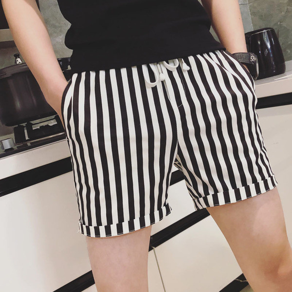 Nyári csíkos rövidnadrág nyakkendővel