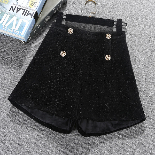 Jauns sieviešu šortu modelis ar augstu vidukli un pogām