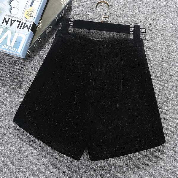 Jauns sieviešu šortu modelis ar augstu vidukli un pogām