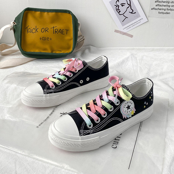 Krāsainas sieviešu kedas ar mežģīnēm un aplikācijām