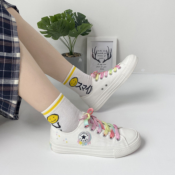 Krāsainas sieviešu kedas ar mežģīnēm un aplikācijām