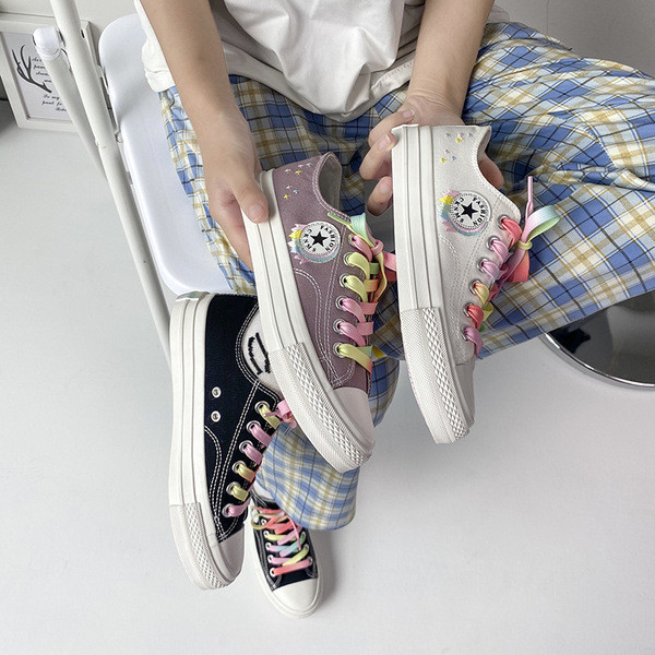 Krāsainas sieviešu kedas ar mežģīnēm un aplikācijām