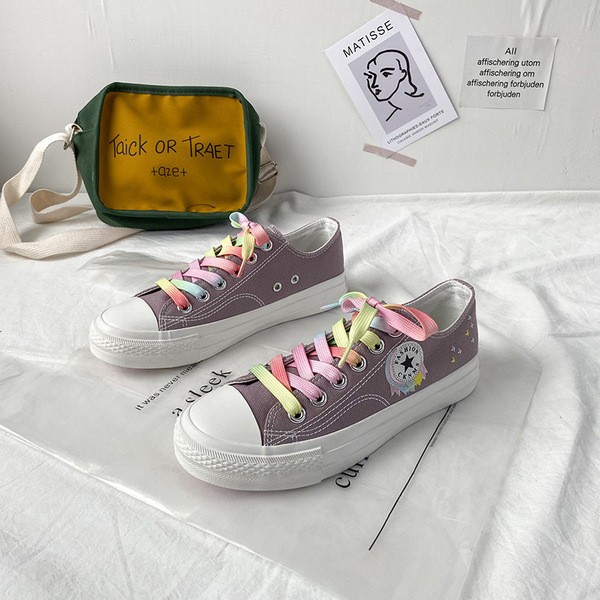 Krāsainas sieviešu kedas ar mežģīnēm un aplikācijām