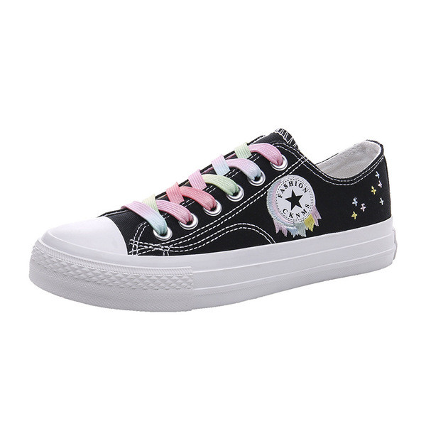 Krāsainas sieviešu kedas ar mežģīnēm un aplikācijām