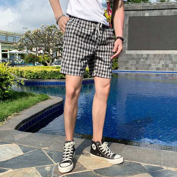 Rövid kockás férfi rövidnadrág nyakkendővel