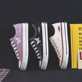 Alkalmi női tornacipő hímzéssel és nyakkendővel