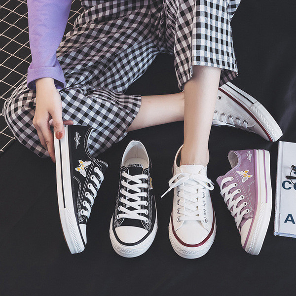 Alkalmi női tornacipő hímzéssel és nyakkendővel