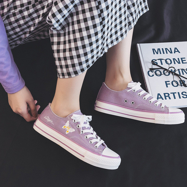 Alkalmi női tornacipő hímzéssel és nyakkendővel