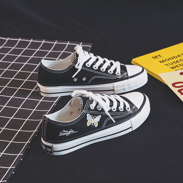 Alkalmi női tornacipő hímzéssel és nyakkendővel