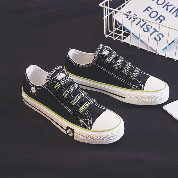 Ikdienas sieviešu kedas ar aplikācijām un izšuvumiem melnā krāsā