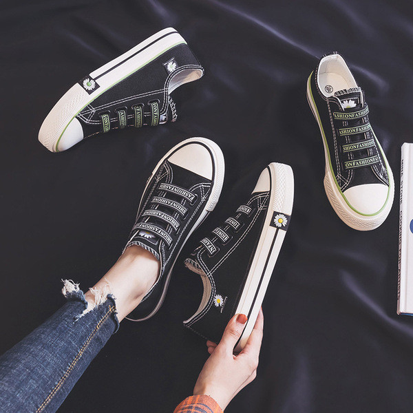 Ikdienas sieviešu kedas ar aplikācijām un izšuvumiem melnā krāsā