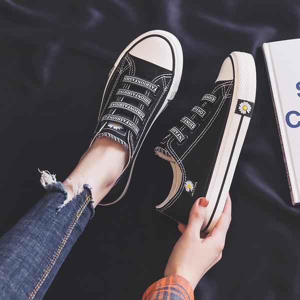 Ikdienas sieviešu kedas ar aplikācijām un izšuvumiem melnā krāsā