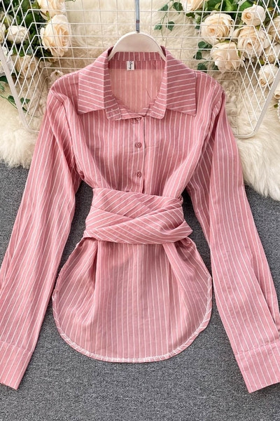 Svītrains krekls ar klasisku apkakli un pogām