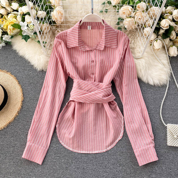 Svītrains krekls ar klasisku apkakli un pogām