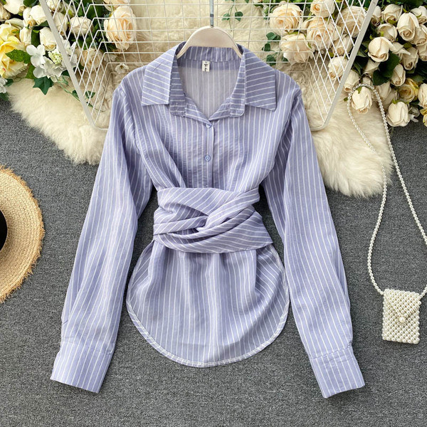 Svītrains krekls ar klasisku apkakli un pogām