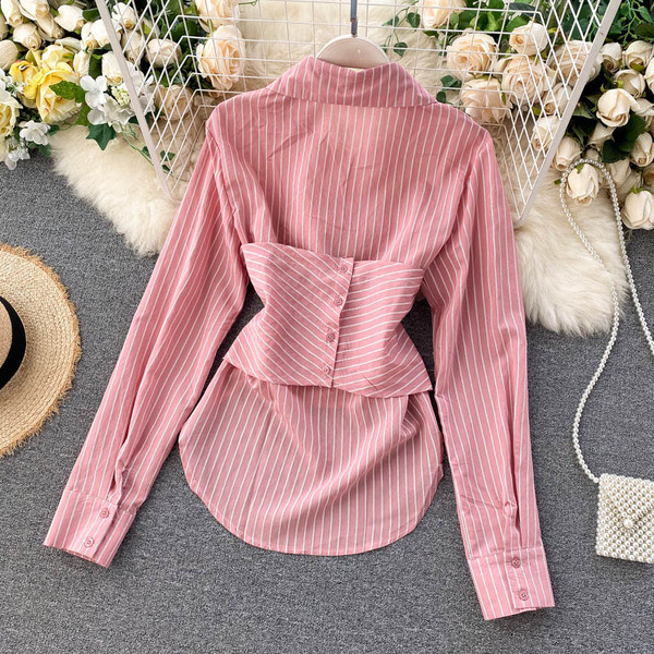 Svītrains krekls ar klasisku apkakli un pogām