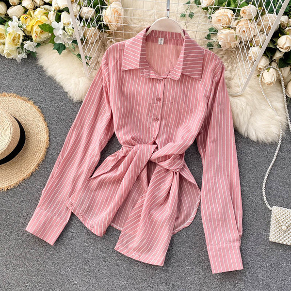 Svītrains krekls ar klasisku apkakli un pogām