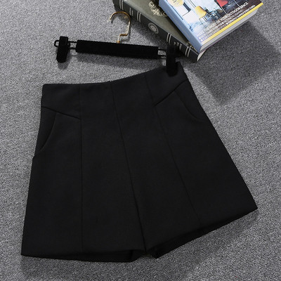 Jauns sieviešu šortu modelis - ar spīdīgu efektu