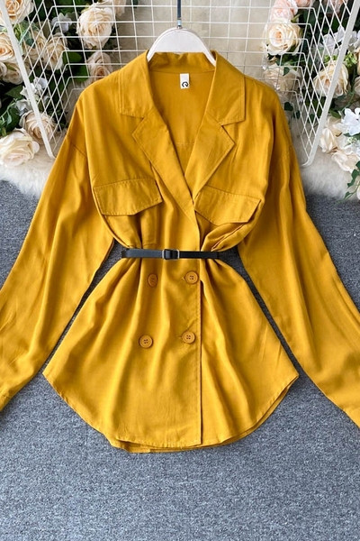 Naiste kaasaegne vöö ja nööpidega särk