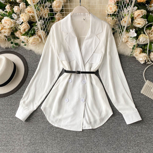 Naiste kaasaegne vöö ja nööpidega särk