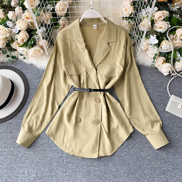 Naiste kaasaegne vöö ja nööpidega särk