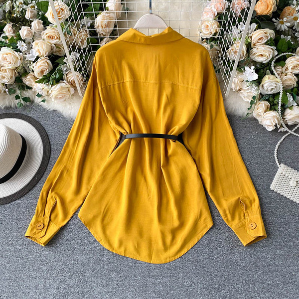 Naiste kaasaegne vöö ja nööpidega särk