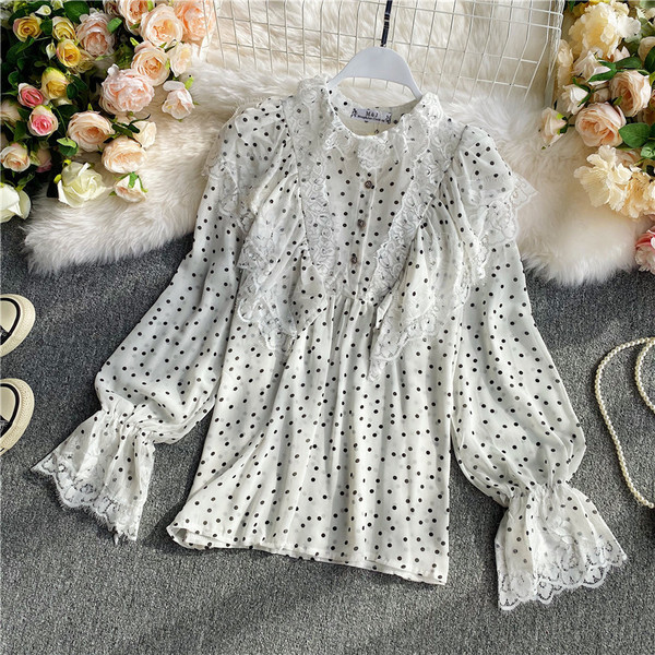 Cămașă de damă cu dantelă, nasturi și mâneci lungi