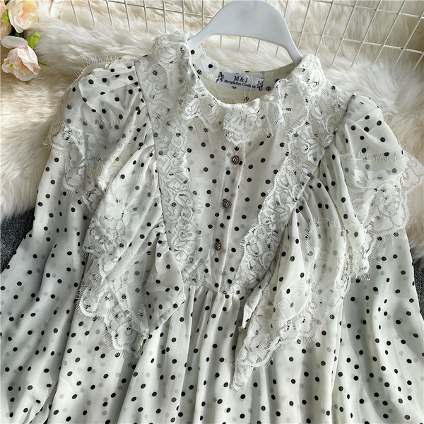 Cămașă de damă cu dantelă, nasturi și mâneci lungi