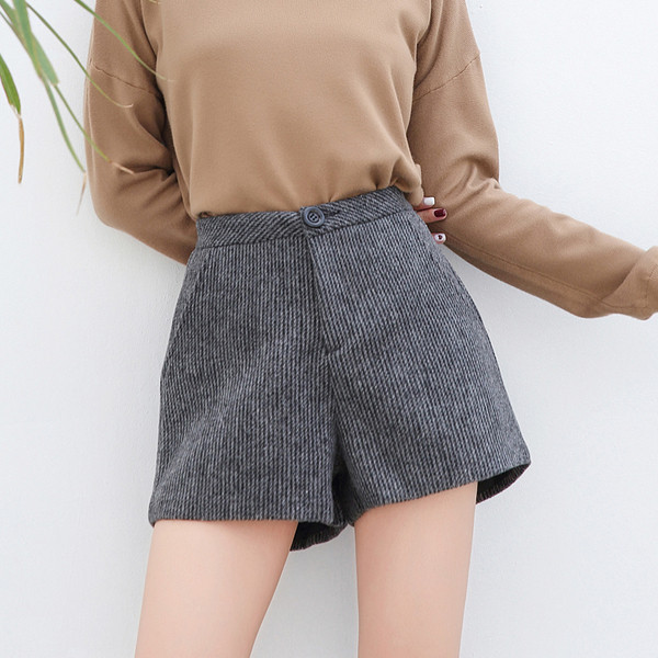 Új modell női rövidnadrág zsebekkel - széles modell