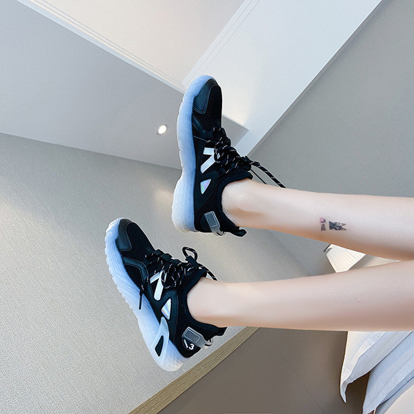 JAUNS sieviešu kedu modelis ar spīdīgu efektu un krāsainām saitēm