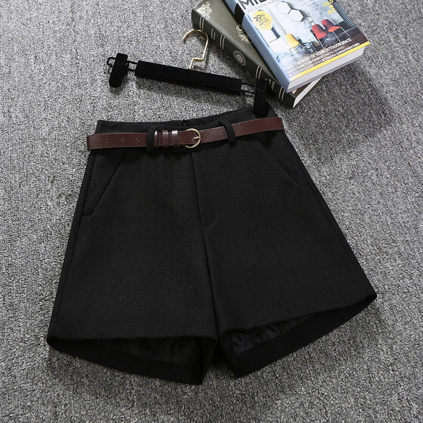 Alkalmi női rövidnadrág övvel - magas derék