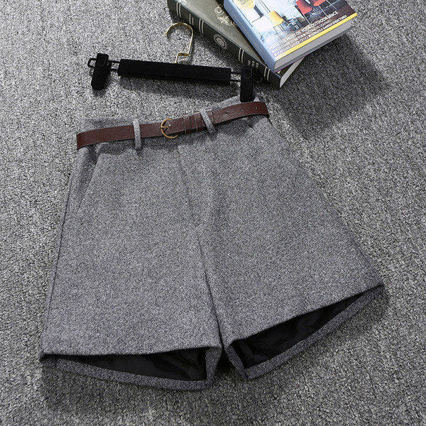 Alkalmi női rövidnadrág övvel - magas derék