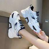 Modern női tornacipő vastag magas talppal, fényes hatással