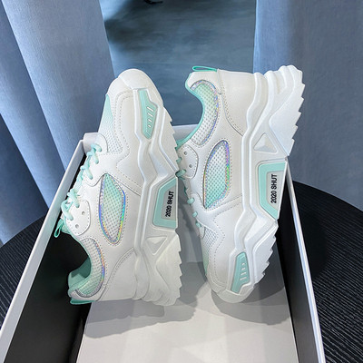 Modern női tornacipő vastag magas talppal, fényes hatással