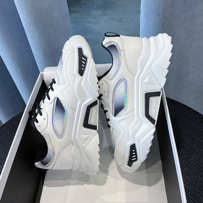 Modern női tornacipő vastag magas talppal, fényes hatással