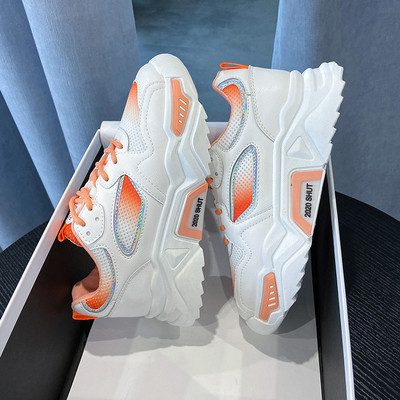 Modern női tornacipő vastag magas talppal, fényes hatással