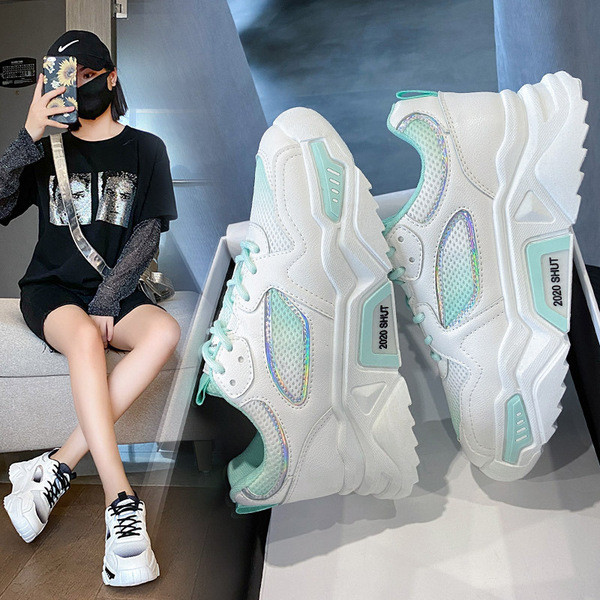 Modern női tornacipő vastag magas talppal, fényes hatással