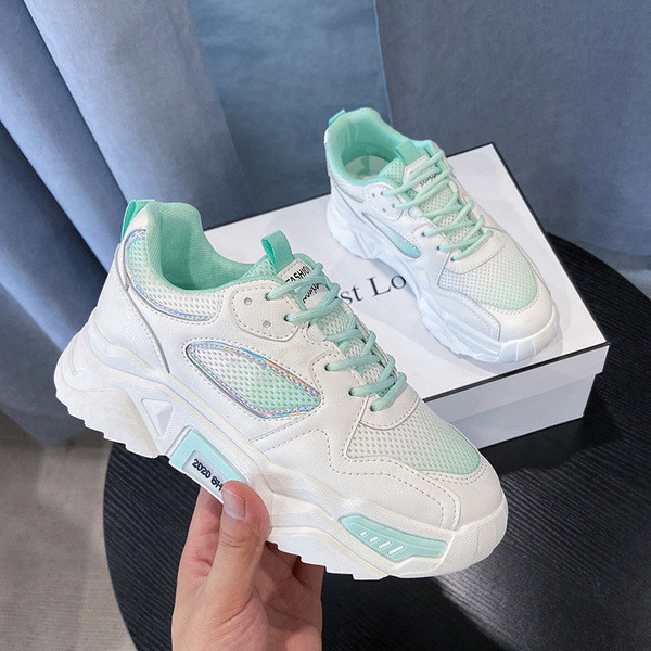 Modern női tornacipő vastag magas talppal, fényes hatással