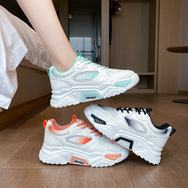 Modern női tornacipő vastag magas talppal, fényes hatással