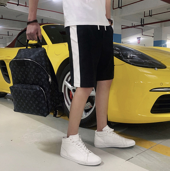 Külgäärtega lühikesed püksid