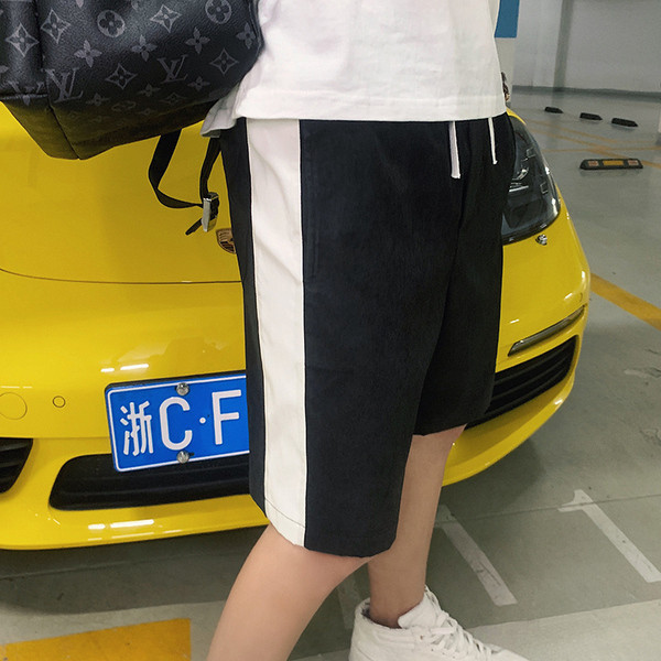 Külgäärtega lühikesed püksid