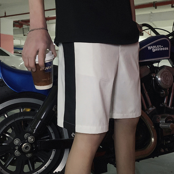 Külgäärtega lühikesed püksid