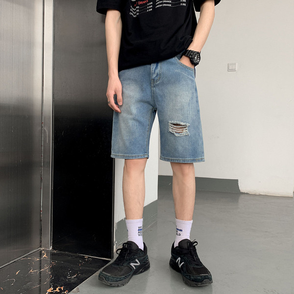 Vasaras īsi džinsi ar saplēstiem motīviem