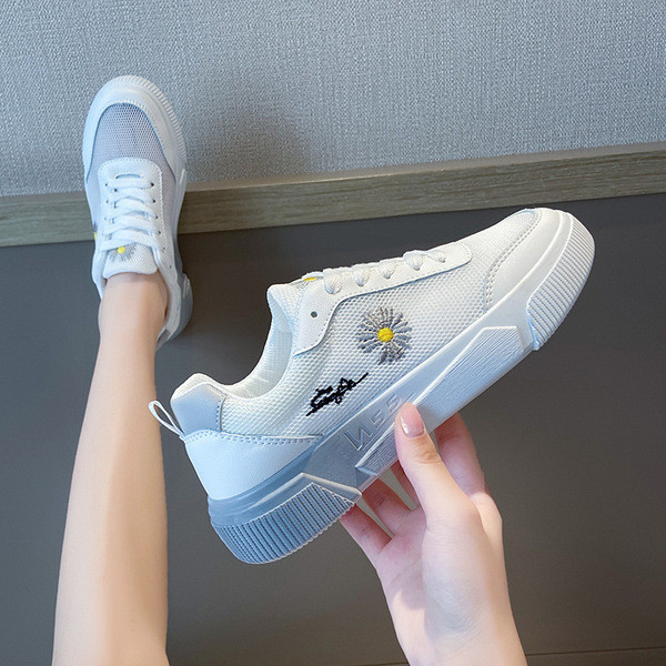 Sieviešu ikdienas kedas ar mežģīnēm un ziedu izšuvumiem