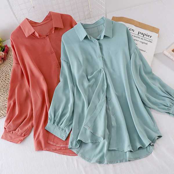 Sieviešu krekls ar klasisku apkakli un pogām