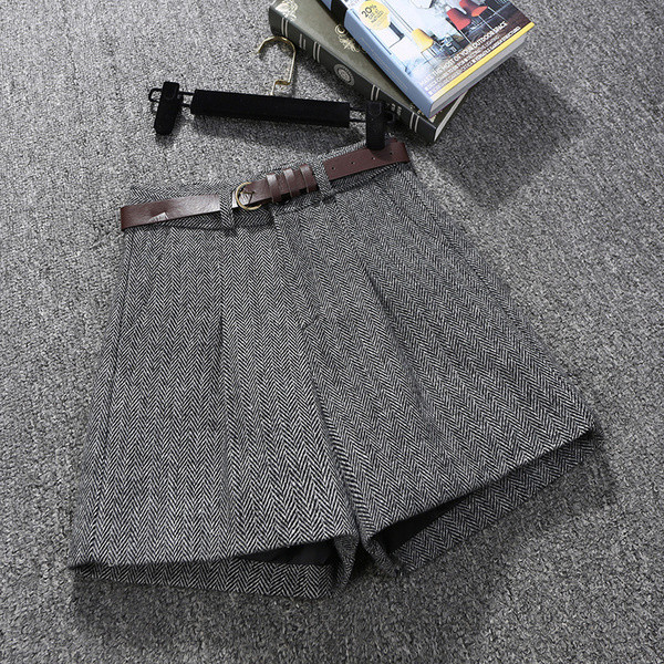 Pantaloni scurți casual de damă cu centură și buzunare